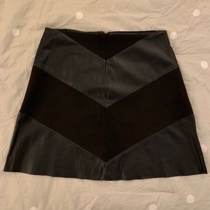 Faux leather skirt w zipper detailed on the back